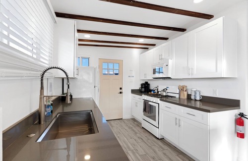 Evans Churchill House | Cottage with BBQ & Hot Tub