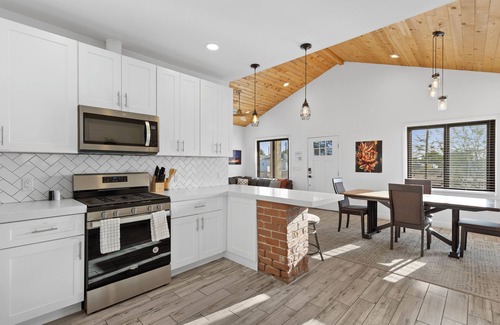 Evans Churchill House | Cottage with BBQ & Hot Tub