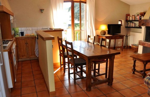 Maringes Cottage | Cottage with fireplace, enclosed garden, pets allowed