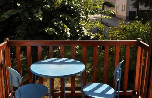 Maringes Cottage | Cottage with fireplace, enclosed garden, pets allowed