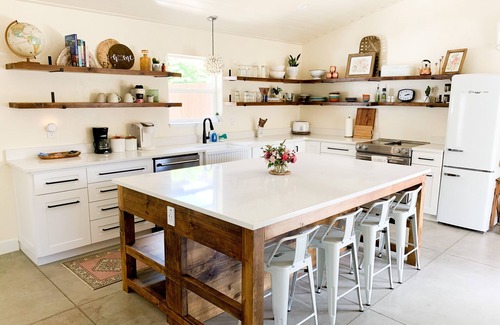 Grants Pass House | Cottage with gated driveway near downtown & river