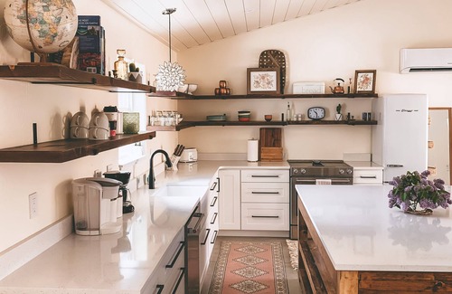 Grants Pass House | Cottage with gated driveway near downtown & river