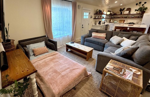 Grants Pass House | Cottage with gated driveway near downtown & river