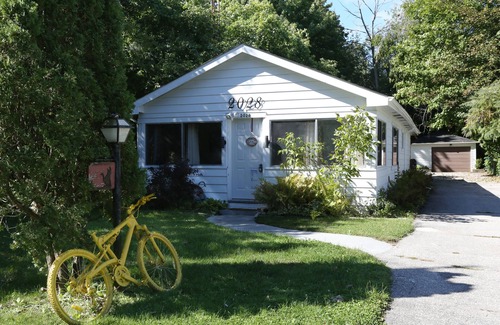 Alcona Cottage | Cottage with hot tub and sauna