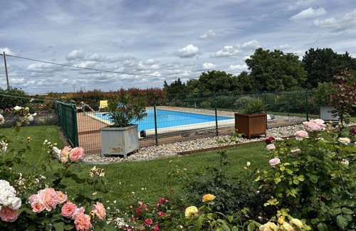 Louchy-Montfand Cottage | Cottage with pool and rose garden near Vichy
