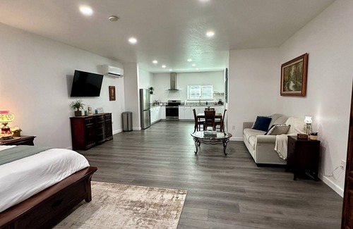 Crescent City Cottage | Cottagecore Retreat 800 Sq Ft Studio Pet Friendly King Bed