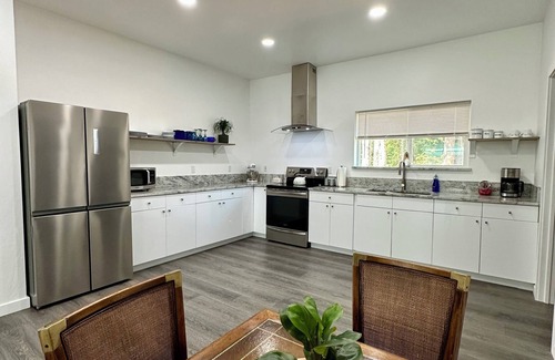 Crescent City Cottage | Cottagecore Retreat 800 Sq Ft Studio Pet Friendly King Bed