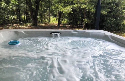 Guthrie Cottage | Cottages at Willow Pond Charming romantic hot tub wine jacuzzi breakfast massage