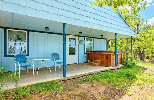 Guthrie Cottage | Cottages at Willow Pond Charming romantic hot tub wine jacuzzi breakfast massage