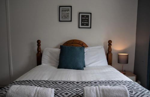 Newcastle-upon-Tyne House | Cottenham - City Centre with Free Private Parking 2 toilets 4 Bedroom Sleeps 8