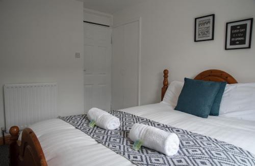 Newcastle-upon-Tyne House | Cottenham - City Centre with Free Private Parking 2 toilets 4 Bedroom Sleeps 8