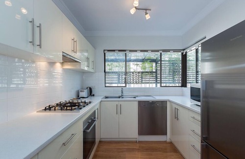 Cottesloe Apartment | Cottesloe Sea Salt Abode - Executive Escapes