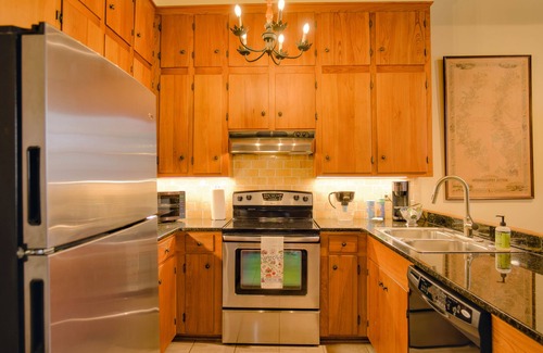 Natchez Condo | Cotton Alley | Charming 2-Bedroom Retreat in Historic Natchez, MS