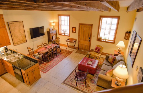 Natchez Condo | Cotton Alley | Charming 2-Bedroom Retreat in Historic Natchez, MS