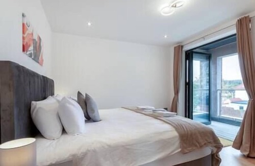 Coulsdon West Apartment | Coulsdon -Entire 1BR Flat, Covered Balcony - Walk to Station