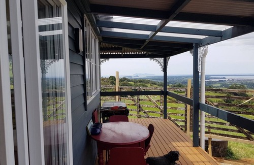 Katikati Cottage | Country Cottage with stunning view of the Tauranga Harbour and Pacific Ocean.