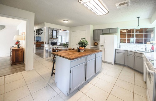 Henly House | Country Farmhouse on 9 Acres.