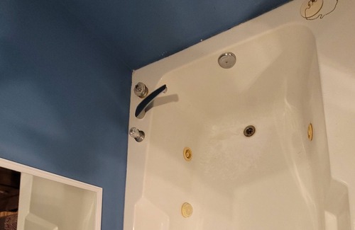 Carriere House | Country Home with Jacuzzi Tub!