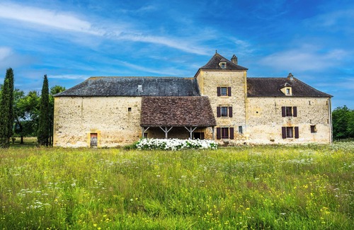 Domme Villa | Country House 'La Bourgeoisie' with Private Pool, Private Terrace and Wi-Fi