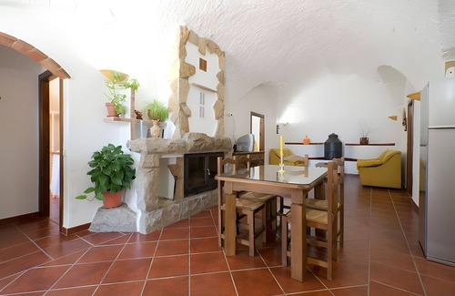 Benalua de Guadix House | Country House 'La Chumbera' with Mountain View, Wi-Fi and Air Conditioning