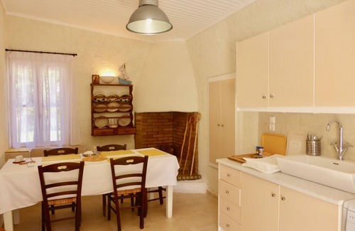 Mixorrouma House | Country house near SPILI with peaceful garden, orange trees and jacuzzi