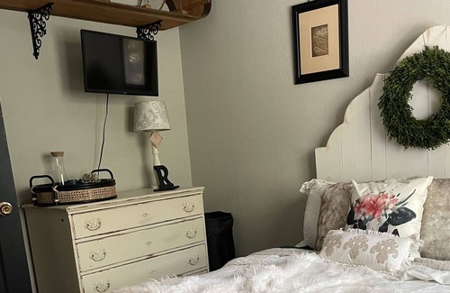 Dinuba House | Country living at it’s finest! Private, open floor plan, well decorated home.