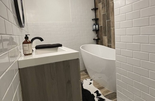 Dinuba House | Country living at it’s finest! Private, open floor plan, well decorated home.