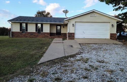 Brushy House | Country Living on 3 Acres!