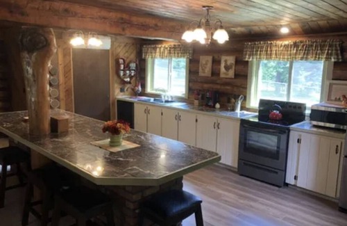 Hayden Cabin | Country lodge 15 min. from all your needs!