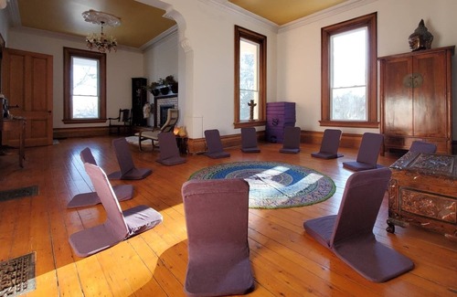 South Glengarry House | Country Manor....a cozy zen oasis with large studio!