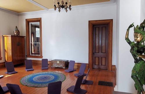 South Glengarry House | Country Manor....a cozy zen oasis with large studio!