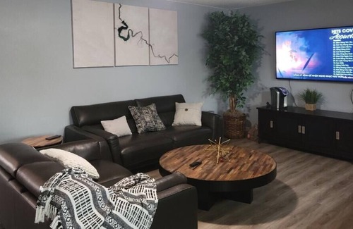 Florin House | 🌾Country Playhouse 1800sqft 2king 2queen1sofa bed Playroom🌾