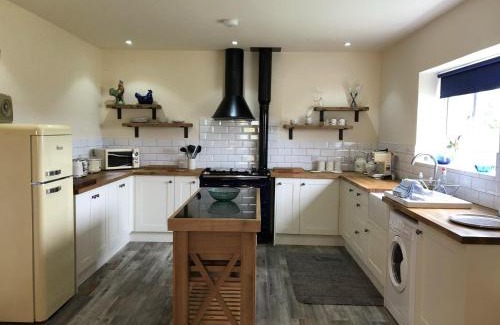 Caergeiliog Apartment | Country Retreat Sleeps 2 near Cymyran beach