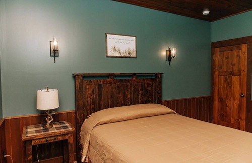 Dundee Cabin | Country Roads Suite: Luxury Suite in Amish Country, Ohio