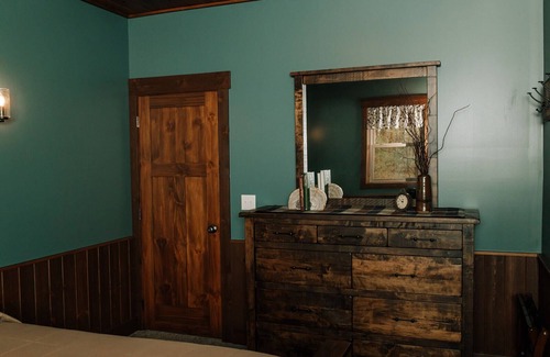 Dundee Cabin | Country Roads Suite: Luxury Suite in Amish Country, Ohio