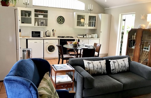 Greater Johannesburg Metropolitan Area Cottage | Country-style city living