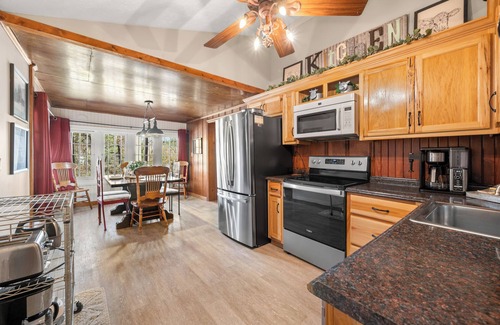 Morgantown Cabin | Country vacationing everyone will enjoy!