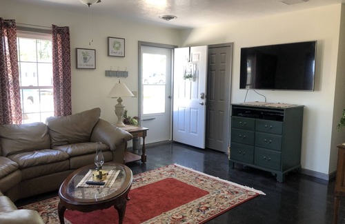 Geneva-on-the-Lake Cottage | "Country Villa" cottage 8; 3 bedroom