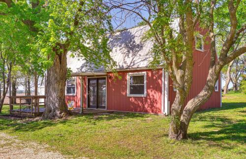 Chapman House | Countryside Escape 14 Mi to Milford and Geary Lakes!