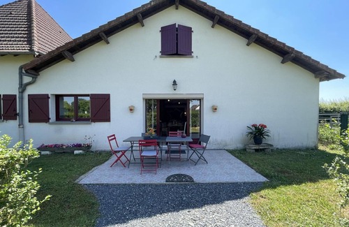 Saligny-sur-Roudon Cottage | Countryside Retreat with Private Terrace, WiFi, and Comfort Amenities