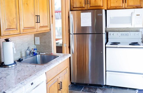 Sandy Cottage | Couple's Cozy Cottage, Hiker & Skier Paradise