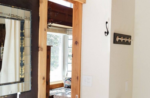 Sandy Cottage | Couple's Cozy Cottage, Hiker & Skier Paradise