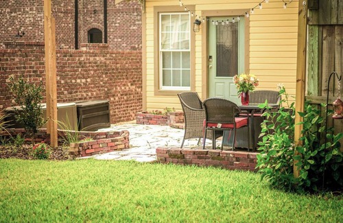 Old East Hill House | Couples/Downtown/EZ 2 beaches/patio/free parking