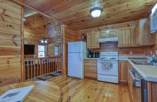 Gatlinburg - Pigeon Forge Cabin | Couples Getaway! Private, Romantic, Cabin with Jacuzzi & Hot Tub in Gatlinburg