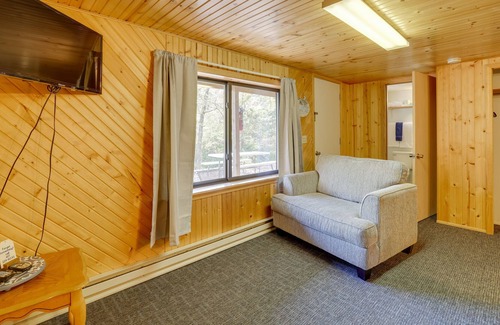 Eagle Rock Apartment | Couple’s Getaway w/ Resort Pool on Table Rock Lake