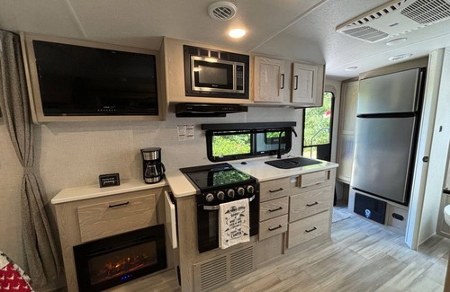 Roan Mountain House | Couples Glamping! 1 Bedroom RV with AC, Heat & Wi-Fi in beautiful Roan Mountain