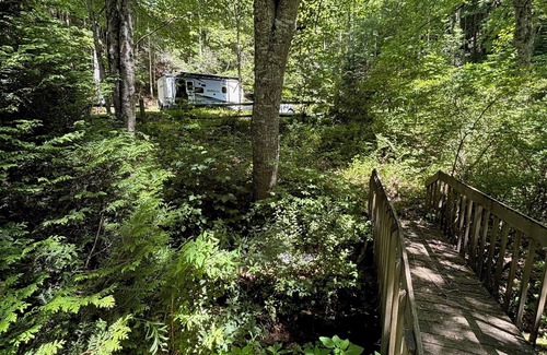 Roan Mountain House | Couples Glamping! 1 Bedroom RV with AC, Heat & Wi-Fi in beautiful Roan Mountain