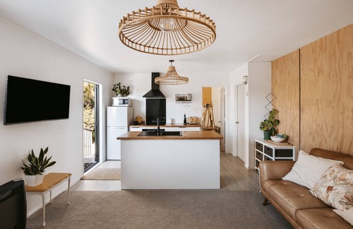 Aongatete Apartment | Couples Retreat with spectacular views and spa.
