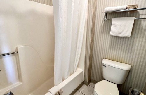 Mackinaw City Hotel | Court Plaza Inn & Suites