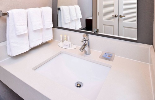 Brown Deer Hotel | Courtyard by Marriott Milwaukee Brown Deer